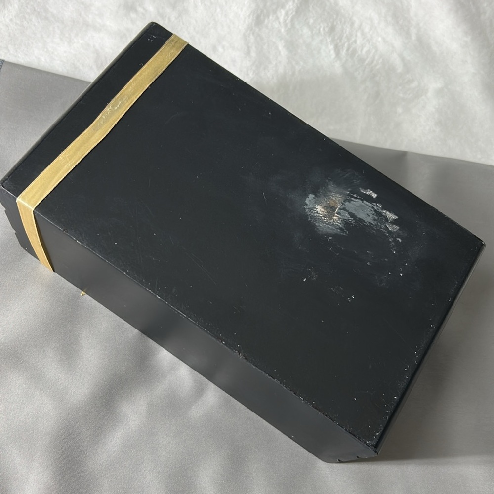 🖤Vintage “Gucci Dress The Part” book stack designed wooden decoration - Picture 7 of 13